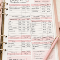 Une femme analysant son budget avec des documents et un ordinateur.