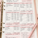 Une femme analysant son budget avec des documents et un ordinateur.