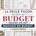 femme réfléchissant à son budget familial avec un carnet et un café