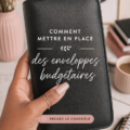 Enveloppes colorées représentant différentes catégories de dépenses budgétaires.