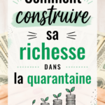 Femme de 40 ans souriante regardant des documents financiers, représentant la gestion de sa richesse.