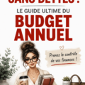 Femme souriante regardant son budget annuel sur une tablette, avec des notes et un café à ses côtés.