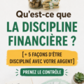Une femme réfléchissant à ses finances avec un carnet et un stylo, symbolisant la discipline financière.