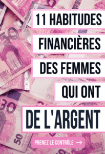 Femme consultant un budget sur une tablette