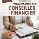 Un conseiller financier discutant avec une cliente, avec des documents financiers sur la table.