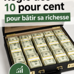 Femme souriante tenant des pièces de monnaie représentant l'épargne.