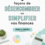 Femme souriante consultant son budget avec des outils financiers.