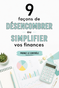 Femme souriante consultant son budget avec des outils financiers.