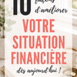 Femme souriante examinant ses finances avec un ordinateur et des papiers.