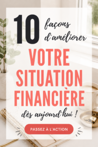 Femme souriante examinant ses finances avec un ordinateur et des papiers.
