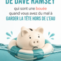 Femme utilisant un formulaire de budget avec des calculs sur une table.