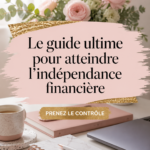 Femme souriante examinant ses finances avec un carnet et un ordinateur.