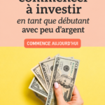 Femme souriante consultant des options d'investissement sur une tablette