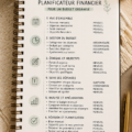 Une femme tient un journal de planification financière avec des notes sur son budget.
