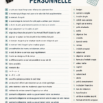 Femme souriante utilisant un tableau pour organiser ses finances personnelles.
