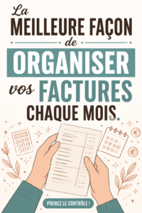 Femme souriante organisant ses factures sur une table avec des fournitures de bureau.