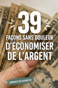 Femme souriante regardant des documents de budget familial avec des astuces d'économies sur la table