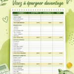 Femme souriante tenant un carnet et un stylo, réfléchissant à son budget familial.