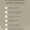 Une femme souriante examinant sa check-list financière pour la liberté économique.