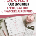 Un enfant souriant apprenant à gérer de l'argent avec des pièces de monnaie