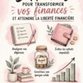 Femme souriante consultant ses finances sur une tablette, symbolisant l'indépendance financière.