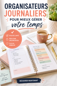 Une femme souriante utilisant un organisateur journalier pour planifier sa journée