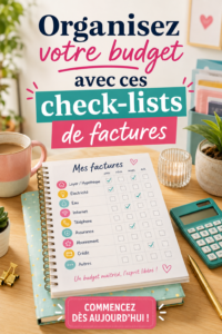 Une femme souriante utilisant une check-list pour organiser son budget familial.
