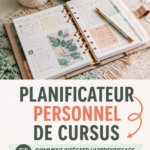Femme prenant des notes dans un carnet tout en gérant son emploi du temps chargé, représentant l'apprentissage organisé.