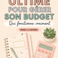 Une femme souriante vérifiant son budget familial avec des notes et un ordinateur