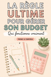 Une femme souriante vérifiant son budget familial avec des notes et un ordinateur