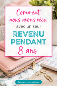 Une famille discutant de leur budget familial ensemble autour d'une table