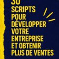 Femme souriante à un bureau, gérant son budget familial avec un ordinateur et du papier.