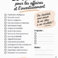 Une femme souriante consultant une checklist d'investissement sur son ordinateur