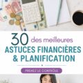 Une femme souriante examinant son budget familial à une table avec des documents
