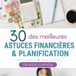 Une femme souriante examinant son budget familial à une table avec des documents