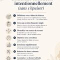 Femme souriante planifiant ses finances à la maison, illustrant une gestion sereine du budget familial.