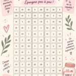 Femme souriante notant ses économies dans un carnet à la maison.