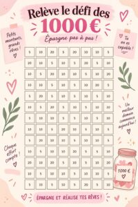 Femme souriante notant ses économies dans un carnet à la maison.