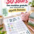 Femme souriante regardant un tableau de budget pour un défi d'épargne de 30 jours.