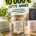 Une femme souriante avec un carnet de notes, planifiant son épargne hebdomadaire.