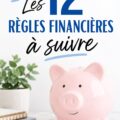 Une femme souriante tenant un carnet de budget, prête à gérer ses finances.
