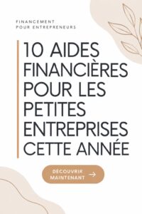 Femme d'affaires examinant des documents de demande de subvention pour son entreprise.