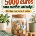 Femme souriante consultant son budget pour économiser 5000 euros.