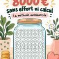 Femme souriante tenant un cochon tirelire scellé, symbole de son épargne, avec 8000 € en objectif.