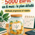 Une femme souriante tenant un carnet de budget pour épargner 5000 euros en 6 mois